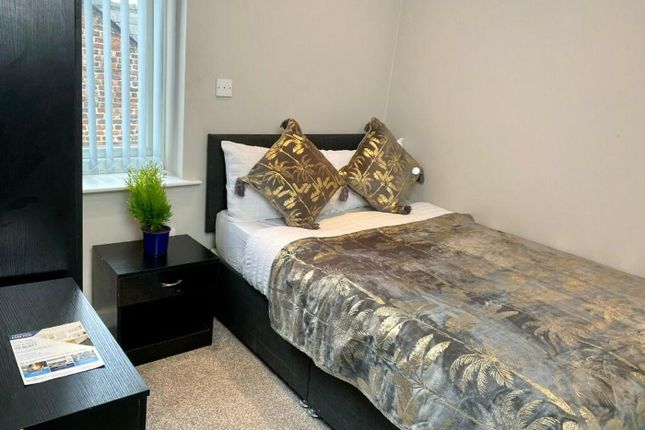 A Cozy And Inviting Double Bedroom Perfect For Stu...