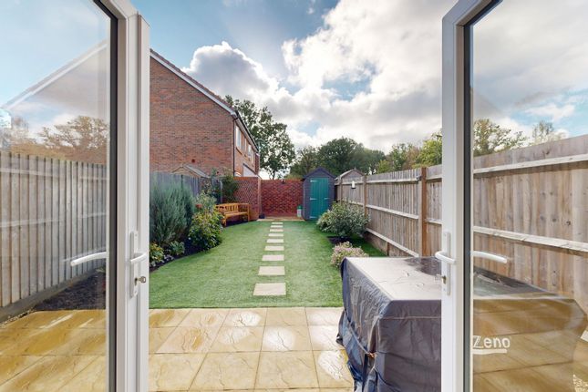 4 Valley Drive, Crawley photo 3