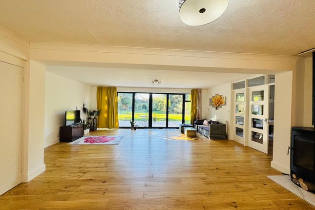 5-bed detached on School Close, High Wycombe, £3,250/mo