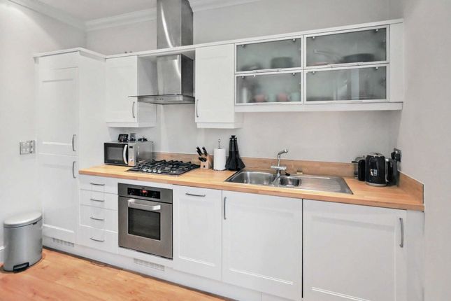 Flat 10, Hale House, 1, Hale Road, Surrey photo 4