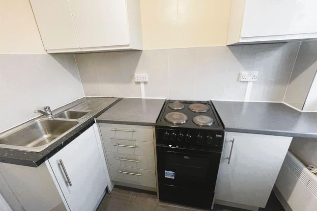 1st Floor Flat, 66, Stainash Crescent, Staines-Upon-Thames photo 4