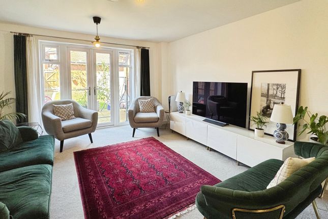 11, Woodland Close, Wokingham photo 2
