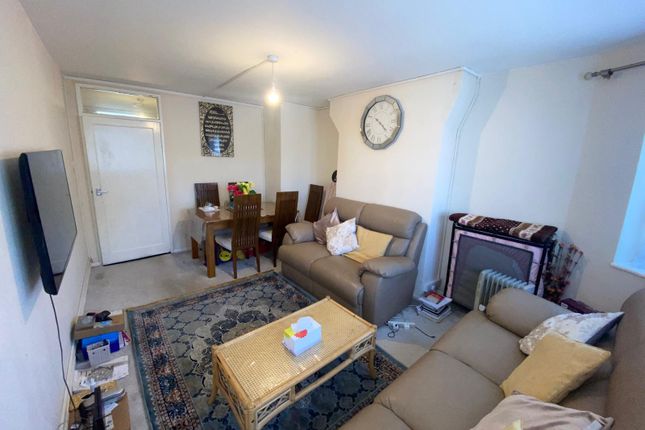 6 rayne ct, Rayne Court, London photo 4