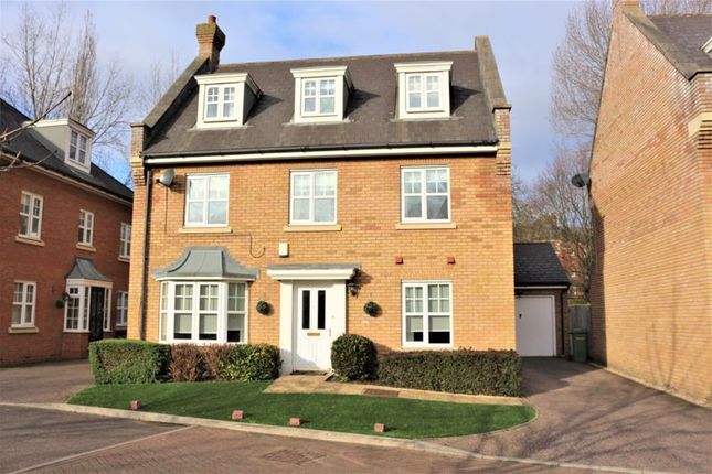 Detached house to rent in Douglas Close, Ilford