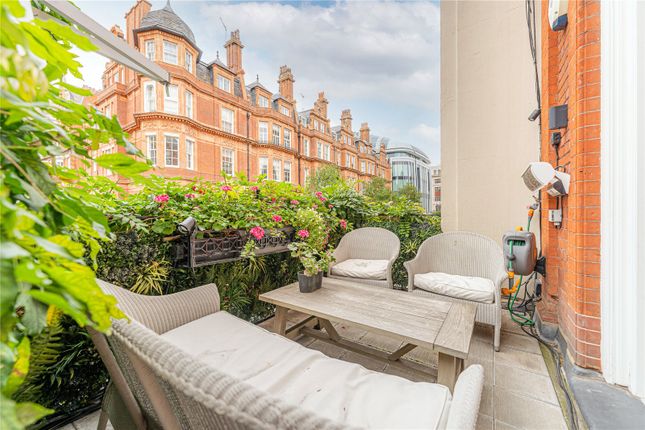 Flat to rent in North Audley, Mayfair, London
