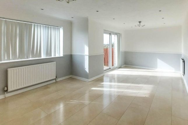 24, Downs Grove, Basildon photo 2
