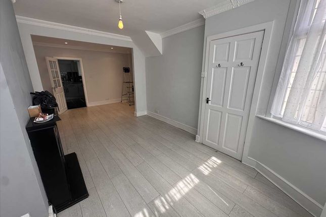 75, Saxon Avenue, Hanworth photo 3