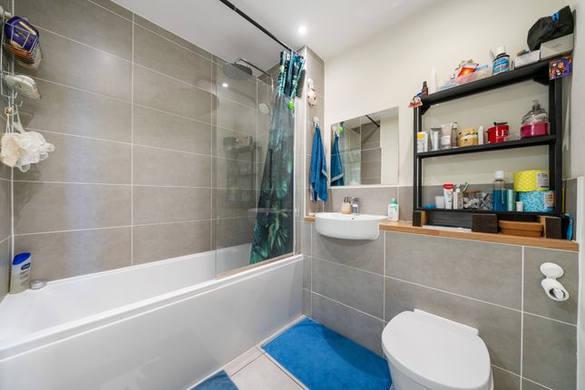 Flat for sale in Cleveland Park Avenue, London