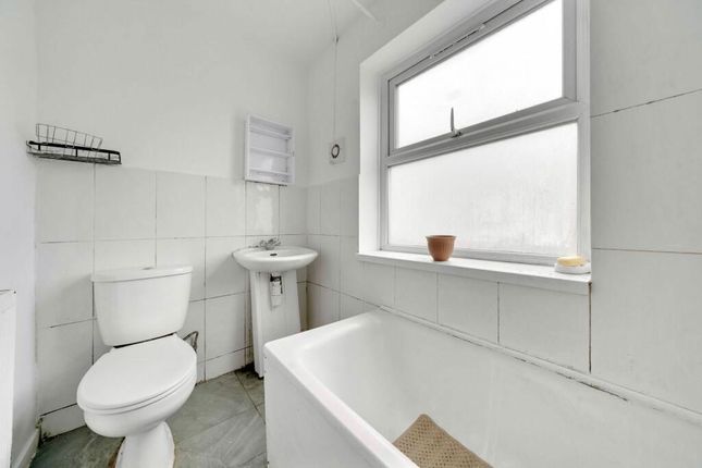 14, Wayland Avenue, London photo 4