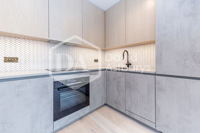 Flat to rent in Hackney Road, Hoxton, London