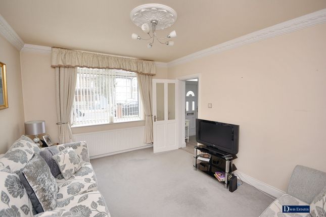 99 Belgrave Avenue, Romford photo 2
