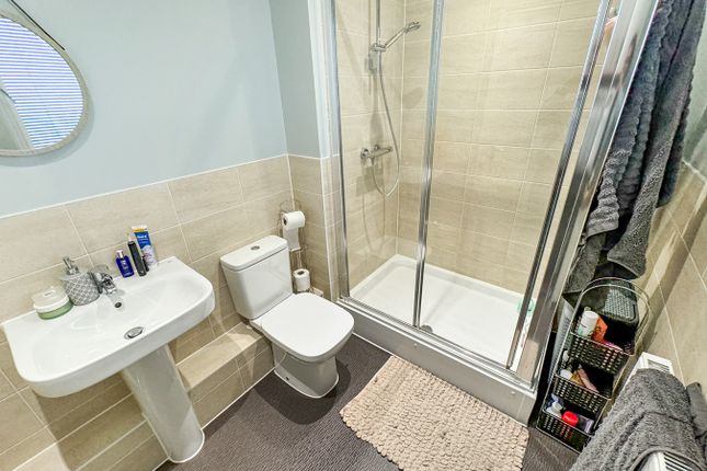 Flat for sale in Elvian Close, Reading