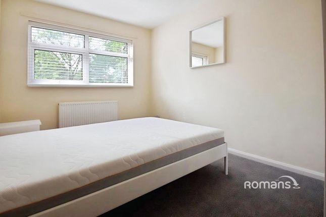 24, Buckingham Grove, Uxbridge photo 3