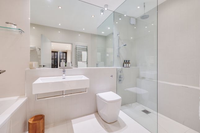 Flat for sale in Sedlescombe Road, Fulham