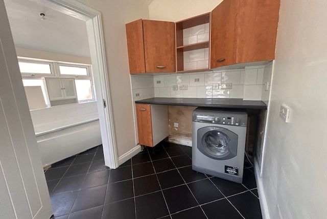 249, Luton photo 4