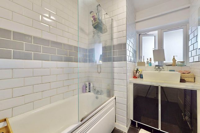 Flat for sale in Aylmer Road, East Finchley