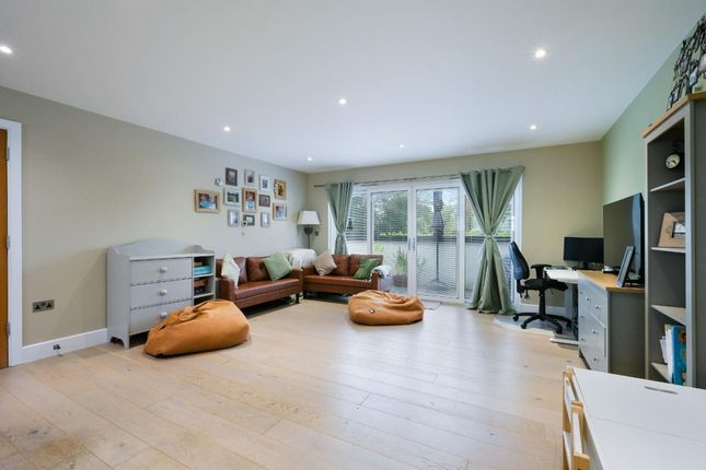 Flat 22, Oaks View Court Lane, Epsom photo 2