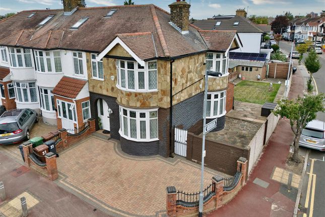 37, Stratton Drive, Barking photo 2