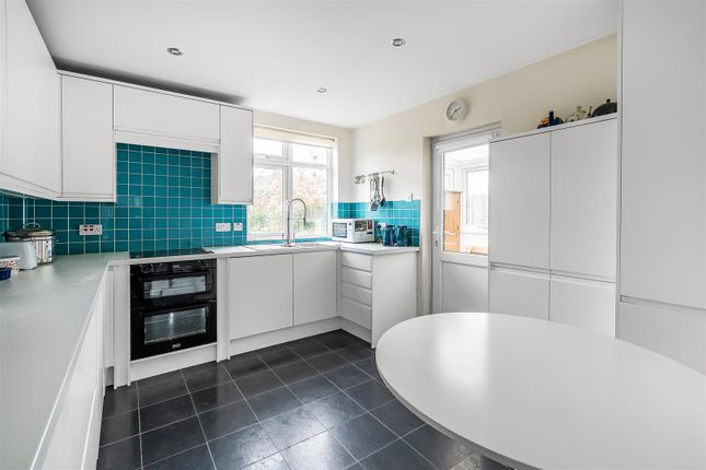 7, Chaffers Mead, Ashtead photo 4