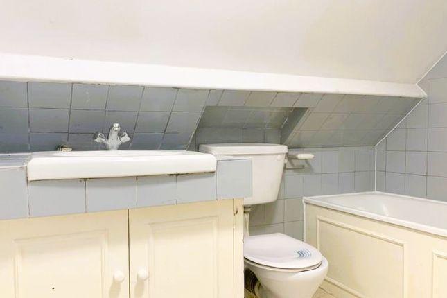 2nd Floor En-Suite Room, 30 West Lodge Avenue, London photo 5