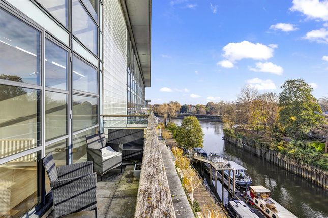 Flat for sale in Point Wharf Lane, Brentford