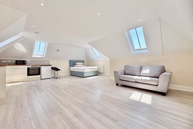 Studio flat on Flat 17 The Clock House, Brewery Road, HODDESDON, £1,000/mo