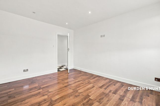 74 Oldchurch Gardens, Romford photo 4