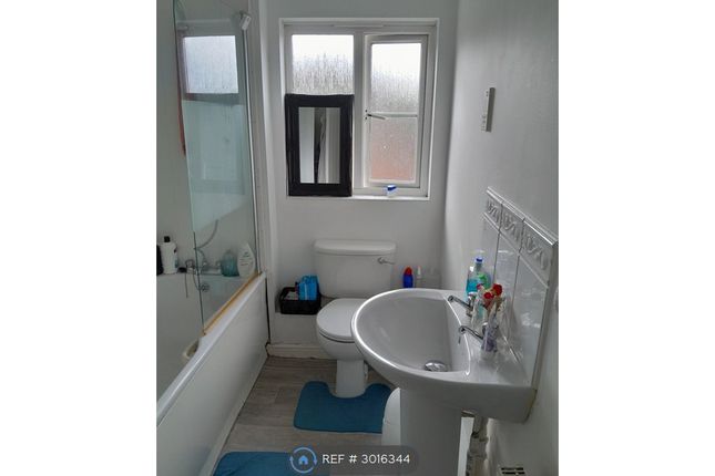 Troon Close, London photo 5