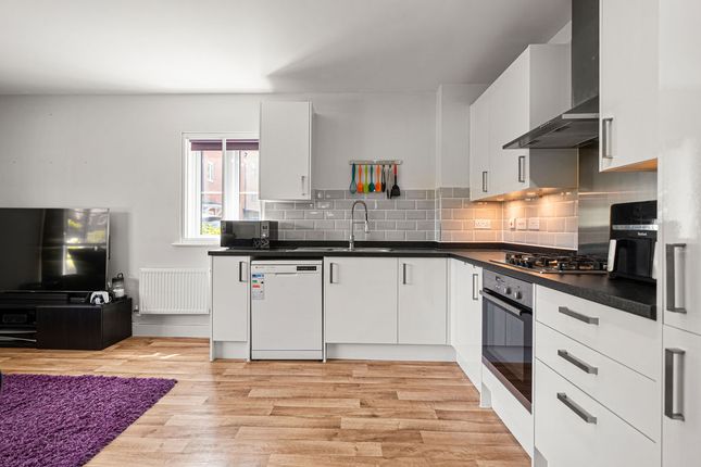 Flat 3, Block 3, Alderson Grove, Walton-On-Thames photo 2