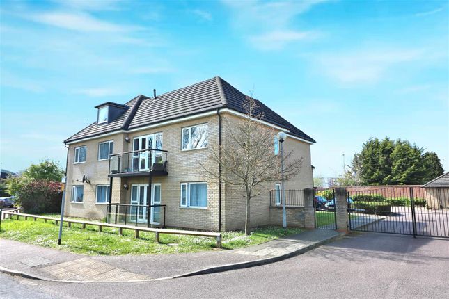 Thumbnail Flat for sale in Gloucester Court, Hatfield, Herts