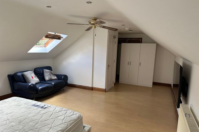 Room to rent in Grove Avenue, London