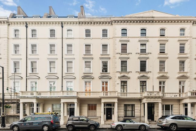 Thumbnail Flat for sale in St. George's Square, Pimlico, London