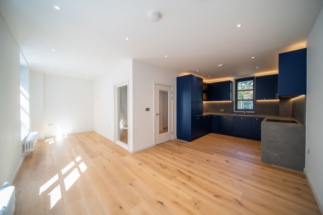 Town house for sale in 12 Goodluck Hope Walk, London