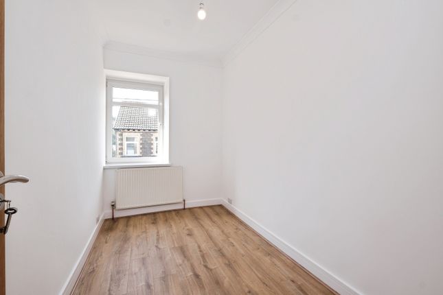 18, Cromwell Street, Abertillery photo 3