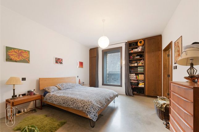 Flat for sale in Hoxton Square, London