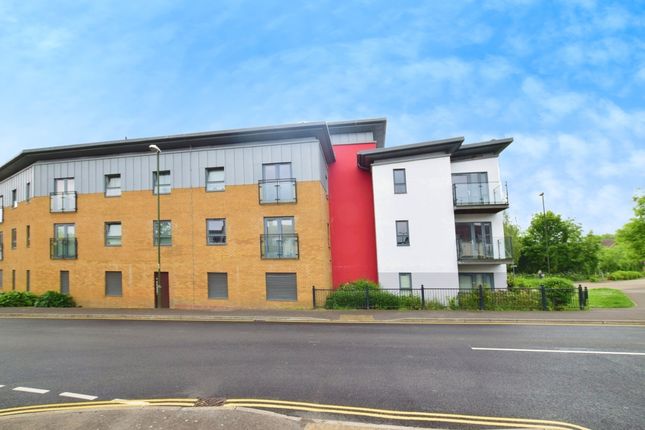 Flat to rent in Station Road South, Southwater, Horsham