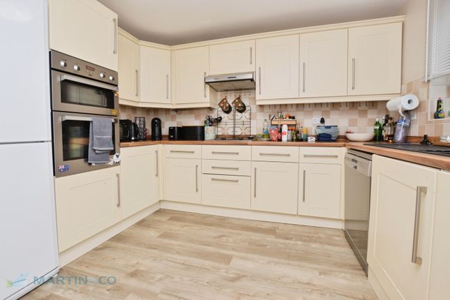 9, Candlerush Close, Woking photo 3