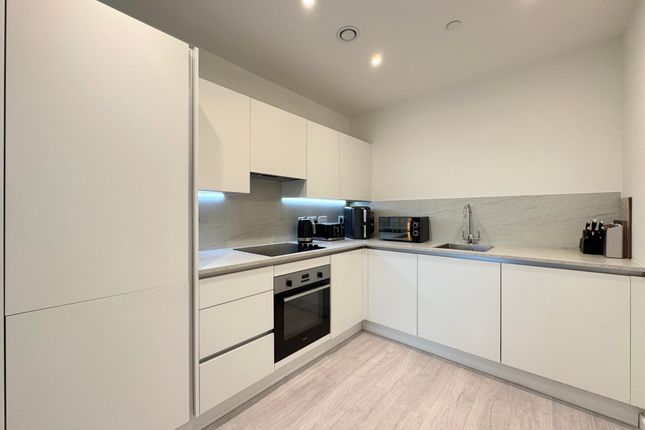 2-bed house on 34 Shearwater Drive, London, £500,000