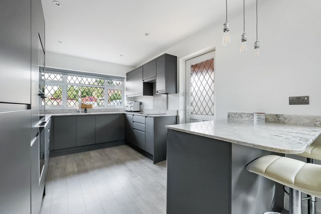 11, Woodroyd Gardens, Surrey photo 3