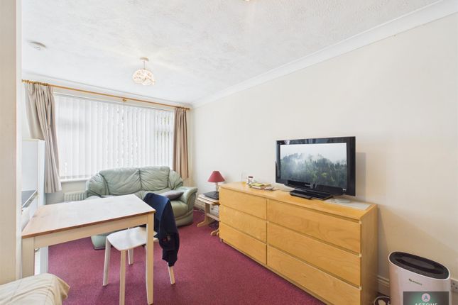 London Road, Crawley photo 5
