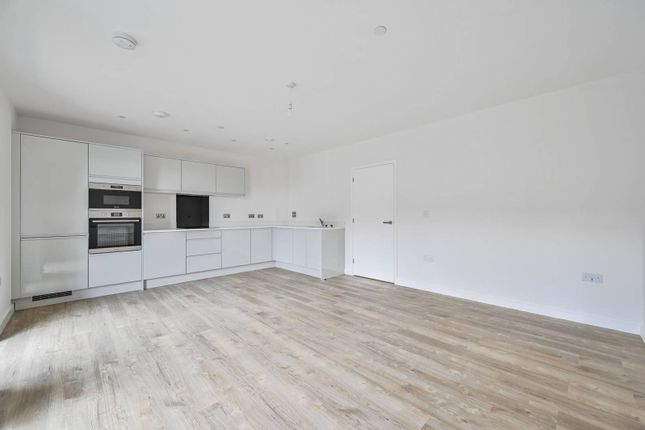 Flat to rent in Dock 28, Woolwich, London