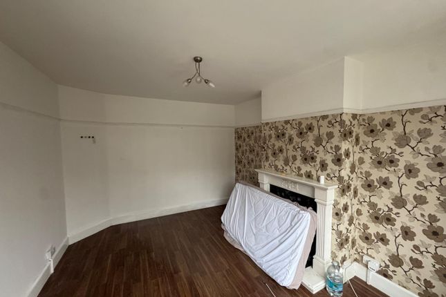 kings avenue, chadwel heath photo 2