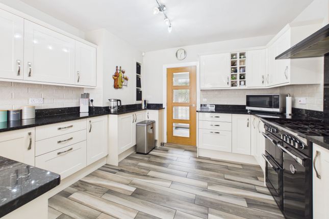 4, Spring Avenue Gildersome, Morley, Leeds photo 3