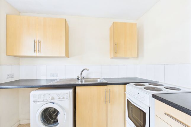 Flat 7, Daniel Gooch House, Rodbourne Road, Swindon photo 2