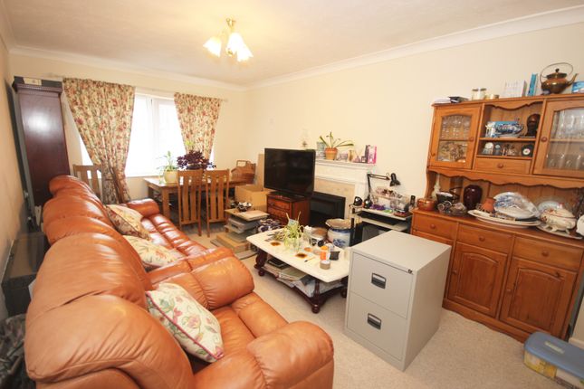 46, Kathleen Godfree Court, Wimbledon photo 2