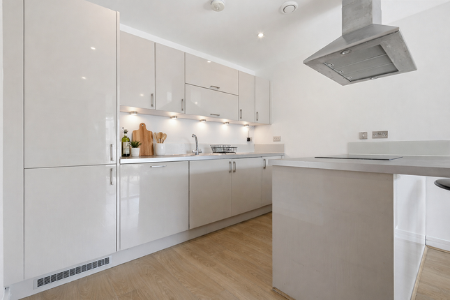 Flat 401, London photo 4