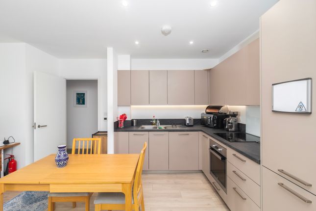 Flat 95 Harrington Court, Coster Avenue, London photo 3