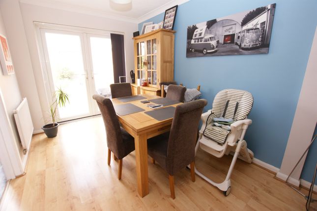 16, Oak Close, Wimborne photo 3