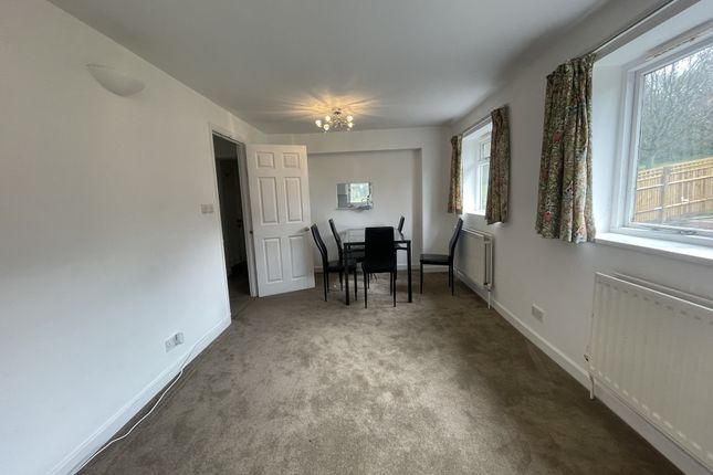 94 Beverley Gardens, WEMBLEY photo 2