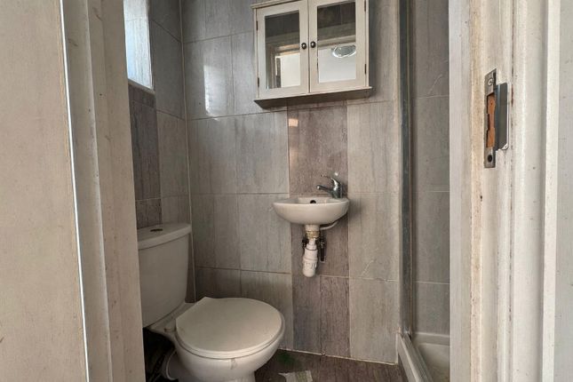 9 Bishops Grove, Hampton photo 4